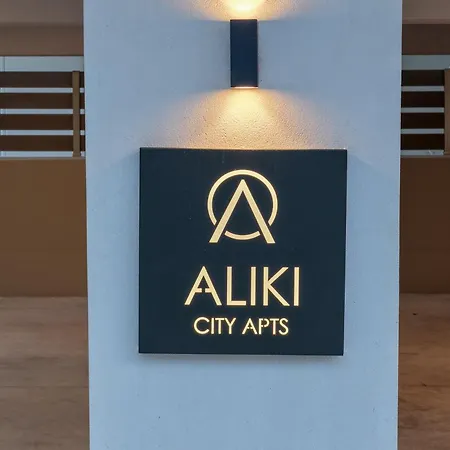 アパート Aliki Apts
